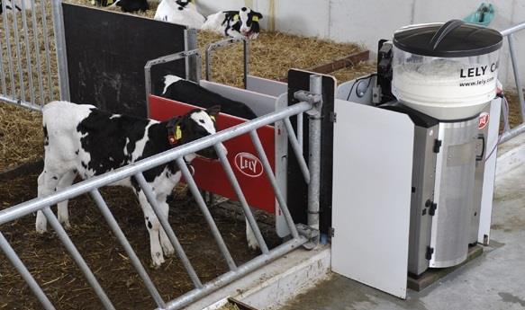 11 3. HASSAS SÜT ÇİFTLİĞİ TEKNOLOJİLERİ 3.1. Hassas Süt Çiftliklerinde Beslenme/Yemleme Teknolojileri 3.1.1. Otomatik buzağı besleme sistemleri Buzağıların, küçük miktarlarda ve gün boyunca beslenmesi tercih edilir.
