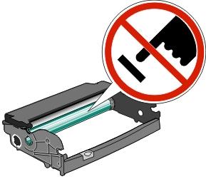 Yazıcının bakımını yapma 105 4 Yeni fotokondüktör kitini ambalajından çıkarın. Fotokondüktör silindirine dokunmamaya dikkat edin.
