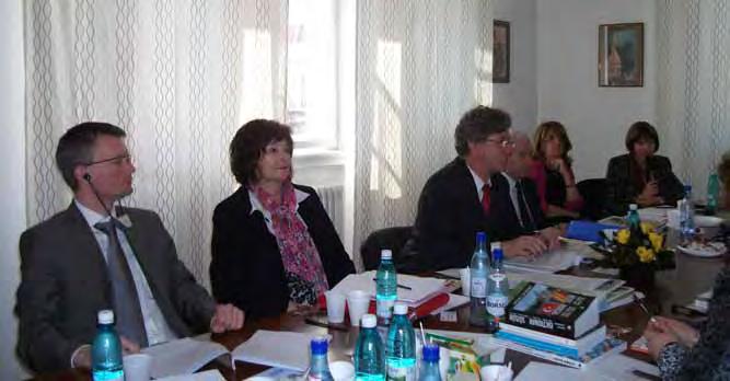 Vizita a fost programată după trimiterea de către MAE la Strasbourg a primului raport al autorităţilor române privind punerea în aplicare a Cartei limbilor regionale, raport elaborat de D.R.I.