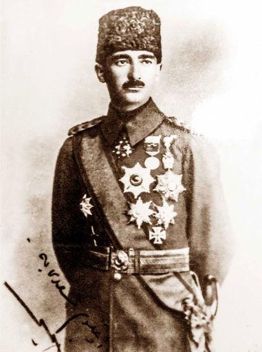 Halil Kut Paşa (1882, İstanbul 20 Ağustos 1957, İstanbul) Harp Akademisi nde Mustafa Kemal ile sınıf arkadaşıydı. 1905 yılında Harp Akademisi nden Mümtaz Yüzbaşı rütbesiyle mezun oldu.
