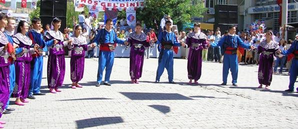 Septembrie / Eylül 2006 s a y f a 9 s a y f a 10 Sındırgı Şöleni Dans, müzik, şiir... Bildiğiniz üzere, Romanya Demokrat Türk Birliği, yıllarca örf ve adetlerimizi ileri götürmek için çaba sarfediyor.