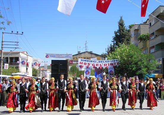 Delikanlılar ve Fidanlar folklor grupların üyeleri, 2-4 Eylül 2006 tarihleri arasında Yağcıbedir Halı, Kültür ve Folklor Festivaline katıldılar.