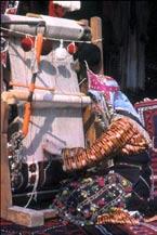 Septembrie / Eylül 2006 s a y f a 11 s a y f a 12 Arta covoarelor Yağcıbedir Unul din scopurile festivalului de la Sındırgı a fost, renaşterea tradiţiei covoarelor turceşti, artă ce s-a pierdut în