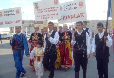 Nilgün Asan Zilele Oraşului Hârşova În perioada 13-17 septembrie a.c. s-a sărbătorit cea de-a III-a ediţie a Zilelor Oraşului Hârşova, eveniment la care a participat şi U.D.T.R.