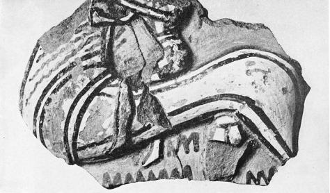 146 dörtlüğünde İonia atölyelerinde veya İonialı bir usta tarafından Sardis te üretildiğini önermektedir. 983 Sardis te tespit edilen ve Rhodos tipi olarak tanımlanarak, 6.