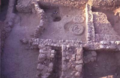41 döneme işaret etmektedir. 306 E. Akurgal, Smyrna nın 545 yıllarına dek zengin bir kent olduğunu, mimari kanıtların da desteği ile ortaya koymaktadır.