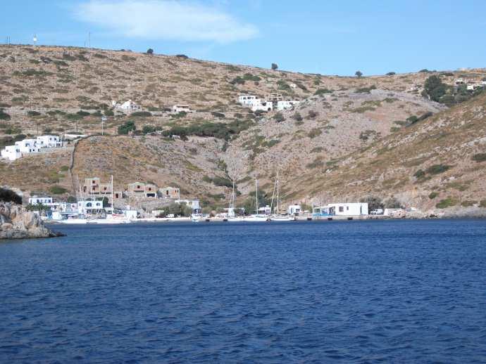 Vathi-Kalimnos 27 Eylül 2012 Perşembe Rüzgar tekneyi karaya yaklaştırıyor. Burada kalmak tehlikeli olmaya başladı.