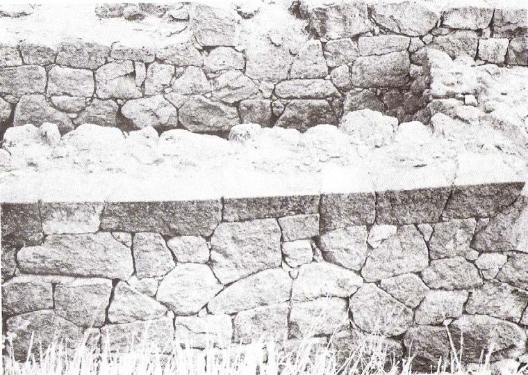 Şekil 19: Smyrna Athena Tapınağının, önde Oryantalizan podyumun batı duvarının güney