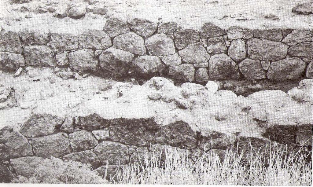 Şekil 20: Smyrna Athena Tapınağının, önde Oryantalizan podyumun batı duvarının kuzey