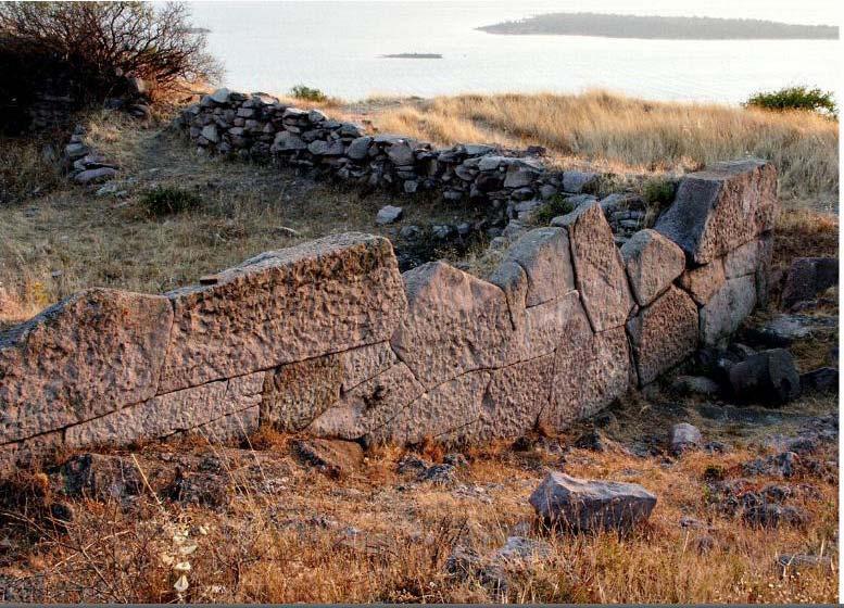 Şekil 31: Erythrai, önde tapınağı çeviren temenos duvarı İ.Ö 530. Arkada,solda kralın yada tiranın evi 530.