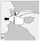 9. İnhalasyon cihazının ağzını açıp, cihazı ağzınıza kadar kaldırınız ve dudaklarınızı ağızlık parçasının çevresinde sıkıca kapayınız.