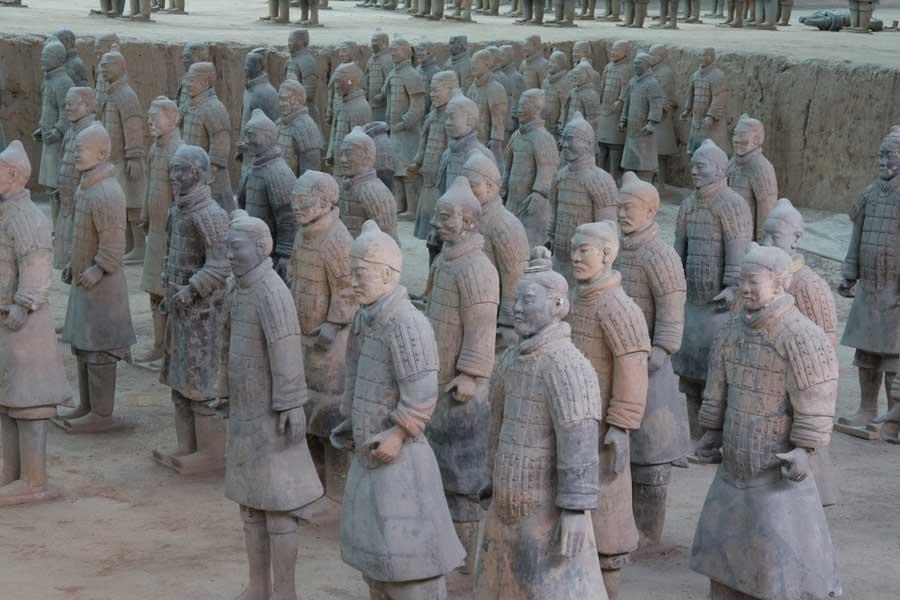 62 Bazı rivayetlere göre; dev mezarında yer altı ordusunu yaptıran İmparator Qin Shi Huang, mezarının içindeki sırların bilinmesini istemediği için çalışan tüm işçileri kendisiyle beraber gömülmek