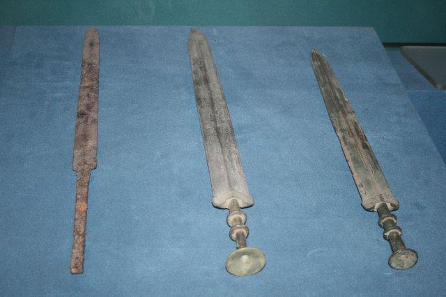 78 Görsel-26 : Savaşan Devletler döneminde kullanılan demir ve bronz kılıçlar Qin hanedanlığı döneminde kullanılan kılıçlar incelendiğinde; bu döneme ait kılıçların bronzdan yapıldığı, yaklaşık 90 cm.