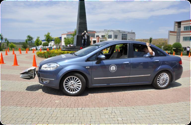 görüyor, Yayaları görüyor, Park edebiliyor, Trafik işaretlerini tanıyor, Trafik kurallarını