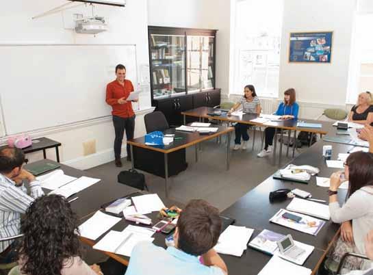 Okul hem ciddi eğitim hem de eğlence için mükemmel bir ortama sahip olup, ferah ve havadar sınıflara ve arkadaşlarınızla vakit geçirebileceğiniz modern bir salon ve bahçe alanına sahiptir.