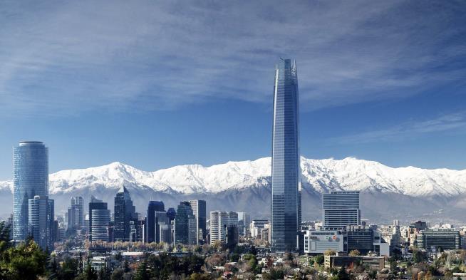 Kolonyal ve modern mimarinin bir arada olduğu Santiago turumuz 880 metre yüksekliği bulunan San Cristobal Tepesinde başlıyor. Buradan tüm şehri görecek, bolca fotoğraf çekeceğiz.