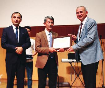 Fotoğraf: 31 Muhammed Kazım Emini nin mücadelesine vurgu yaptığı alçakgönüllü konuşmasının ardından Vakıf Başkanımız Közhan Yazgan ve Prof. Dr.