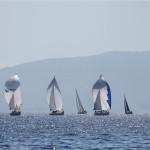 Sabaha karşı Turgutreis açıklarında devriye gezen ekipler Yunanistan ın Kos Adasına geçmeye çalışırken tekneleri arıza yaptığı için denizde sürüklenen fiber botta 2 si kadın 14 erkek toplam 16
