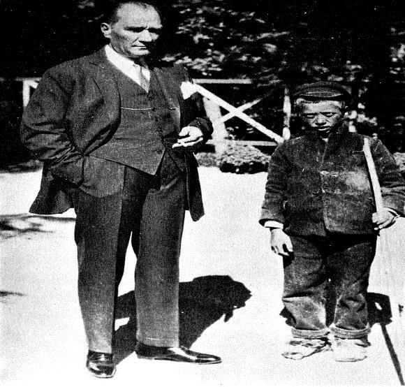 Atatürk ve Çoban Atatürk güzel havalarda arabaya atlar,bir süre gittikten sonra arabadan iner, biraz da yürürdü.