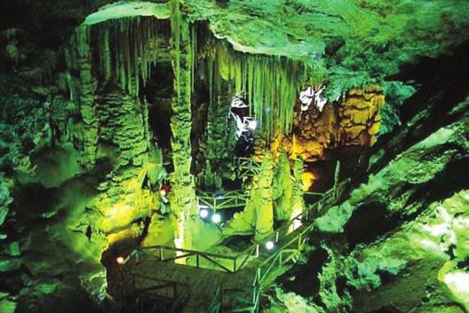 Mağaralar ve polyeler kireç taşları üzerinde oluşan yer şekillerindendir.