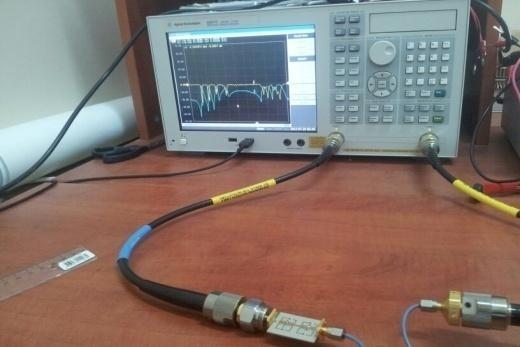 1: Dört bantlı bant tutan filtrenin simülasyon ve ölçüm sonuçlarına dair sayısal değerler. Durdurma bantları Simülasyon Ölçüm f c (GHz) IL(dB) RL(dB) BW(MHz) f c (GHz) IL(dB) RL(dB) BW(MHz) 1. 1.48 <-23.