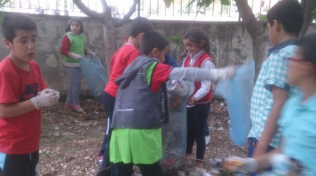*Öğrencilerle okul çevresinde çöp toplama