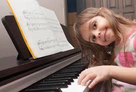 Kapsamlı bir müzik eğitimi alan çocuk, sanatsal eğitime hazır biçime gelir, doğaçlamalar yolu ile yaratıcılığını geliştirir, kendini müzikle ifade ederken, toplum içindeki yerini, görevlerini fark