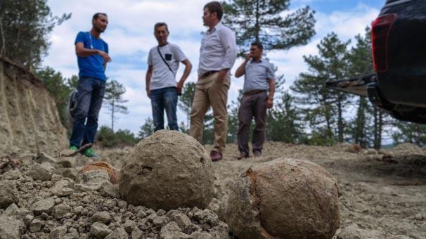 ROMA DÖNEMİNE AİT YÜZLERCE TAŞ GÜLLE BULUNDU Kütahya'da yapılan yol çalışmalarında, Roma dönemine ait çok sayıda taş gülleye rastlandı.