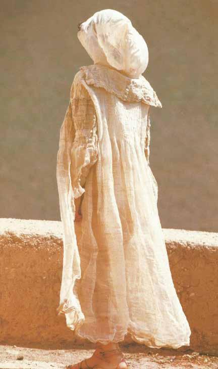 Y E D İ : S A N A T, T A S A R I M V E B İ L İ M D E R G İ S İ Resim 6 da görülen uzun ceket formundaki keten ve rafyadan üretilmiş kumaş, şaman ritüellerden esinlenilerek tasarlanmıştır.