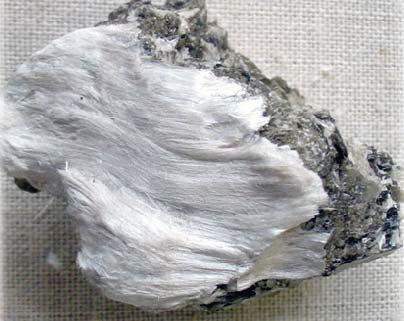 Tremolit (Ca 2 Mg 5 Si 8 O 22 (OH) 2 ) Aktinolit(Ca 2 (Mg,Fe) 5 Si 8 O 22 (OH) 2 ): Monoklinik, prizmatik,