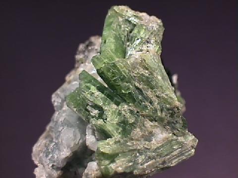 S;5 6, G: 3 3.3. Aktinolit, beyaz yeşil, Tremolitise yeşil renkli ve nefrit olarak süs taşı olarak kullanılır.