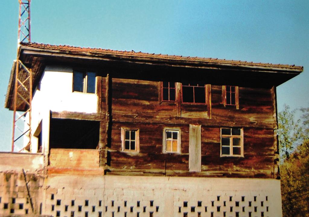 Murat Sav Fotoğraf 1- Cami taşınmadan evvel, güneyden (Trabzon Kültür Varlıklarını Koruma Kurulu ndaki dosyasından,2003 yılı) camiyi görünce içim yandı.