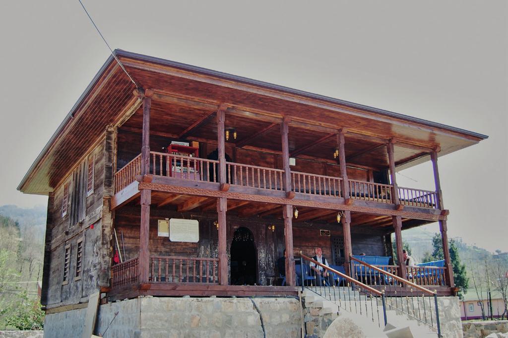 2012) Kalkandere İlçesinin Hüseyin Hoca Köyü ne taşınmasına dayanmaktadır.