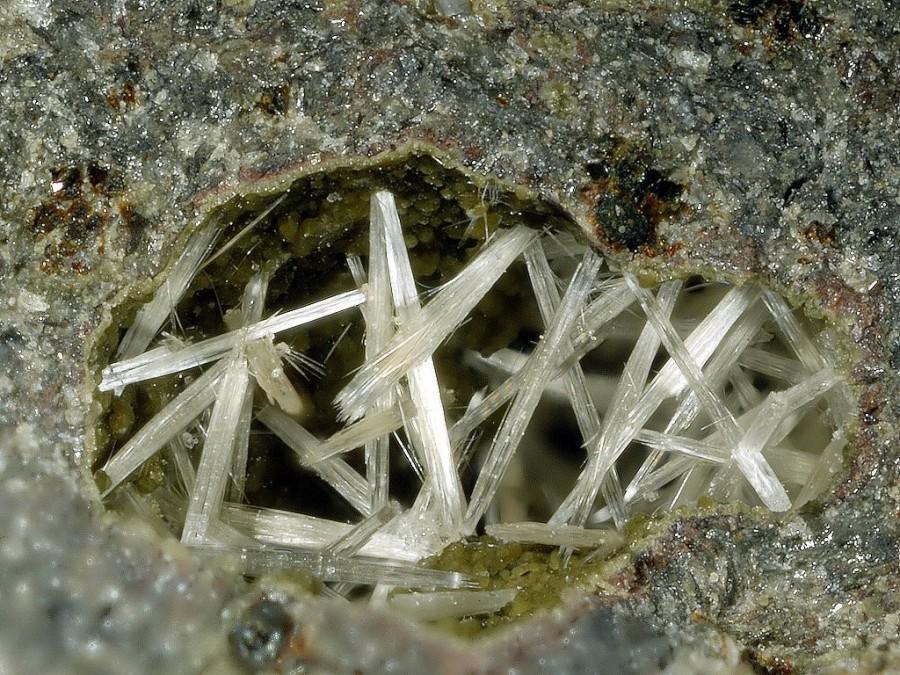 Zeolit Grubu Mineraller Zeolitler alkali (Na, K) ve toprak alakli (Ca) metallerin sulu alümina silikatlarıdır.