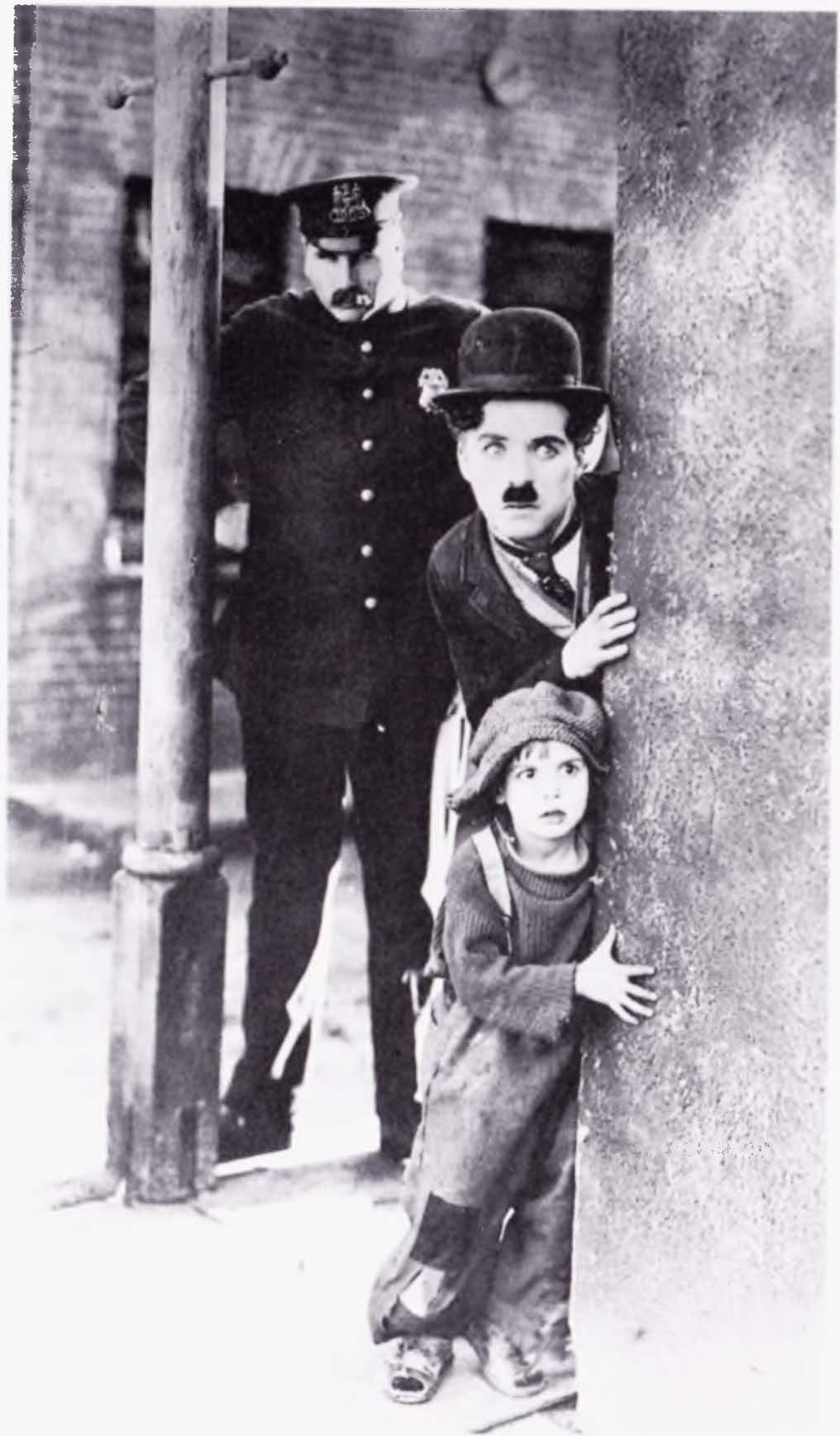 "Chaplin 'in kendisi de, Jackie tipinin gördüğü, dünya çapındaki aşırı ilginin, son savaştaki öksüzleri simgelemesinden kaynaklandığını biliyordu.