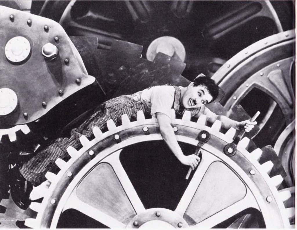 Üstte: "Modem Zaman" filminde Chaplin, çağdaş fabrika yaşamının, monotonluğu ve sıkıcılığından söz eder. Tüm filmlerinde olduğu gibi, toplumsal eleştiriyi komik biçimde yorumlar. savaşın habercisidir.