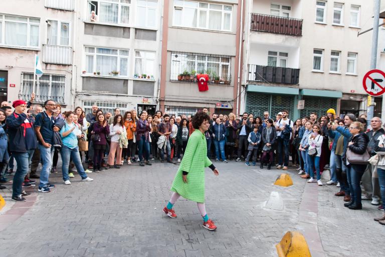 Diyaloglar doğal, akıcı ve çarpıcı Beklentilerin üzerinde bir akılda kalıcılığa sahip Spontane, çok boyutlu 10 dakikalık bir mizansen (anonim) Bir başına adaya yerleşip huysuzlandık Saklandık