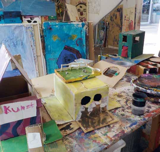Çocuklar için Kurslar Sanat Atölyesi Renkli Örümcekler Sabine Teubner-MBaye ile birlikte Kursumuzda tuval üzerine ve yerde küçük-büyük resimler yapıyoruz.