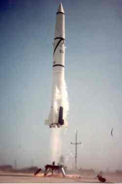 ROKETİN YAPISI Roketler genellikle ucu hava sürtünmesini azaltacak şekilde yapılmış, yakıt, motor ve eksozdan oluşan, çalışmaları sırasında