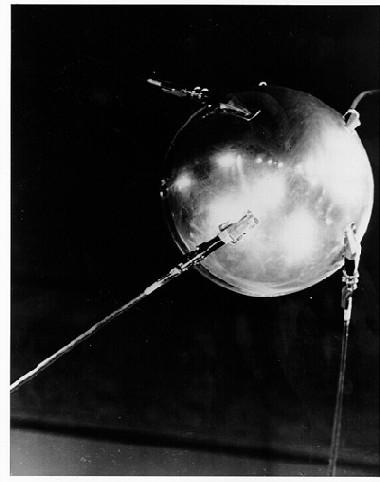 UZAYA İLK ADIM:Sputnik-1 Rus ekibi kürenin büyük bir titizlikle parlatılmış olmasını ve bu şekilde çıplak gözle bile görülebilmesini sağlamak