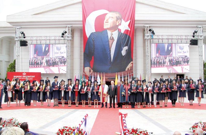 18 BAŞKENT ÜNİVERSİTESİ Mezuniyet töreninde öğrencilere ve bütün konuklara hitap eden Başkent Üniversitesi Rektörü Prof. Dr.