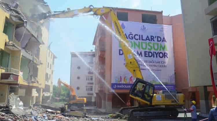 Yaklaşık olarak 20 gün sürecek yıkım çalışmasını Akkaya İnşaat firması üstleniyor K entsel Dönüşüm Projesi nin hızla devam ettiği Bağcılar da Göztepe ve Hürriyet mahallelerinde 18 bina ile 184