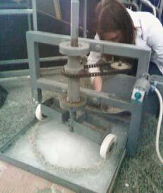 Deney aletine yerleştirilen buzun üzerine önceden hazırlanmış kum ve pomza için 60 'ar gramlık ısıtılmış malzeme, kimyasallar için 2,31 gramlık numuneler homojen bir şekilde tekerlek izine