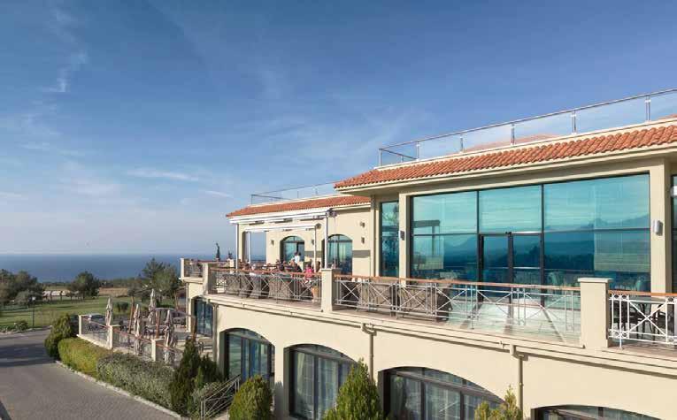 Korineum Golf & Beach Resort Life Hotel Beşparmak dağlarının eteklerinde, çam, zeytin ve harup ağaçları arasında yer alan tesis, Larnaka Havalimanı na 70 km,