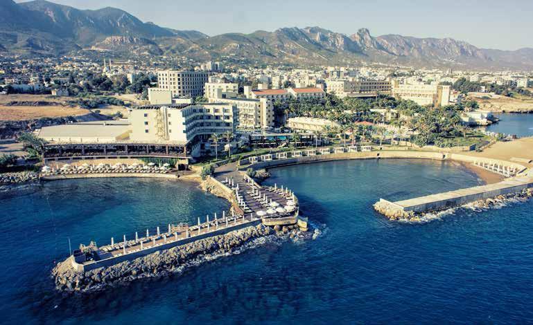 Vuni Palace Hotel şehir merkezine 1,5 km, Ercan Havalimanı na 35 km mesafededir. Denize sıfır tesisin, kum-çakıldan oluşan özel plajı ve iskelesi mevcuttur.