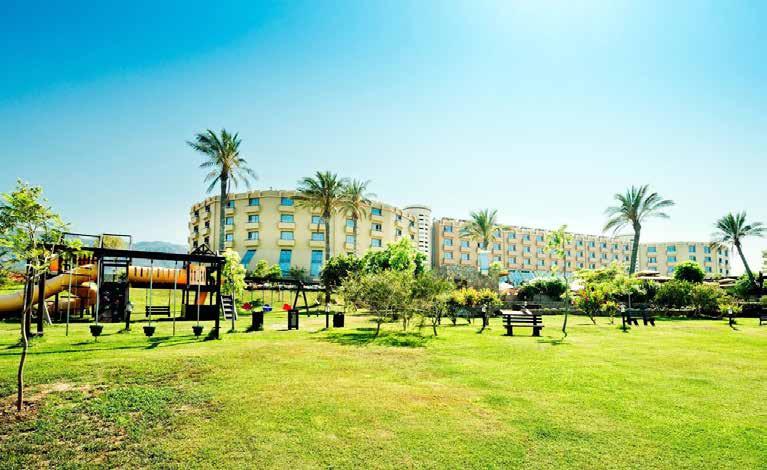 Merit Park Hotel & Casino Merit Crystal Cove Casino Kervansaray mevkiinde ve denize sıfırdır. Şehir merkezine 6 km, Ercan Havaalanı na 43 km dir. Alsancak mevkiindedir ve denize sıfırdır.