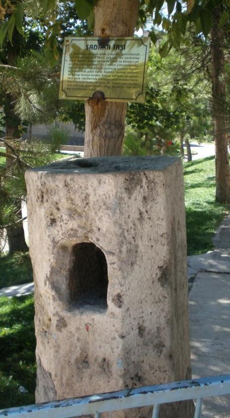 Sadaka Taşları Osmanlı devletinin birçok bölgesinde 150 sene boyunca sadaka taşları bulunurdu.