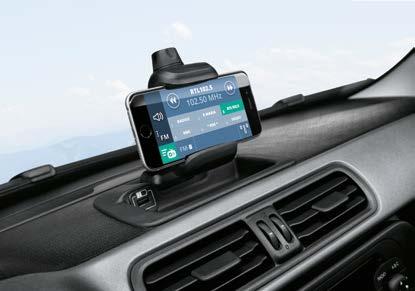 Sadece akıllı telefonunuzu gayet pratik ön paneldeki mandala yerleştirin (aracı sürerken bile rahatlıkla kullanabilirsiniz) ve aracınızın ekranında favori şarkılarınızı dinlemek, hava durumunu