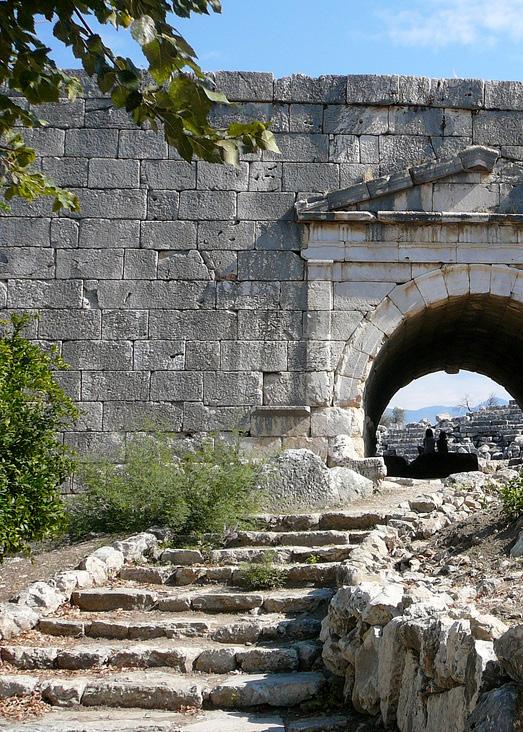 XANTHOS - LETOON Antalya - Muğla XANTHOS: Fethiye ye 46 km. uzaklıkta, Kınık köyü yakınlarında bulunan Xanthos, Antik Çağda Likya nın en büyük idari merkezi idi. M.Ö.