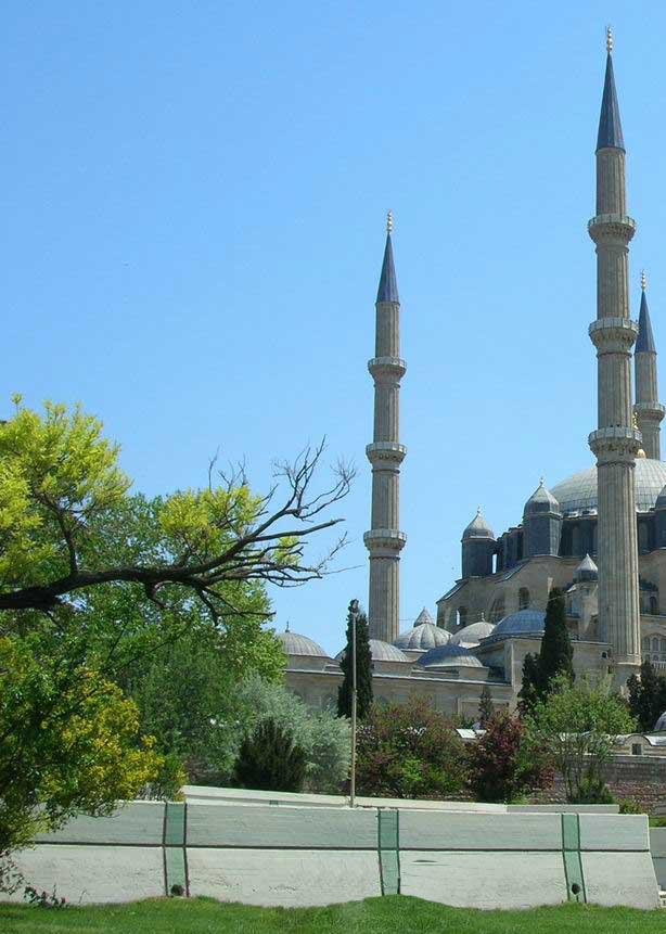 Edirne SELİMİYE CAMİİ VE KÜLLİYESİ İstanbul un fethinden önce Osmanlı İmparatorluğu nun başkenti olan Edirne nin en önemli anıtsal eseri olan ve şehrin siluetini